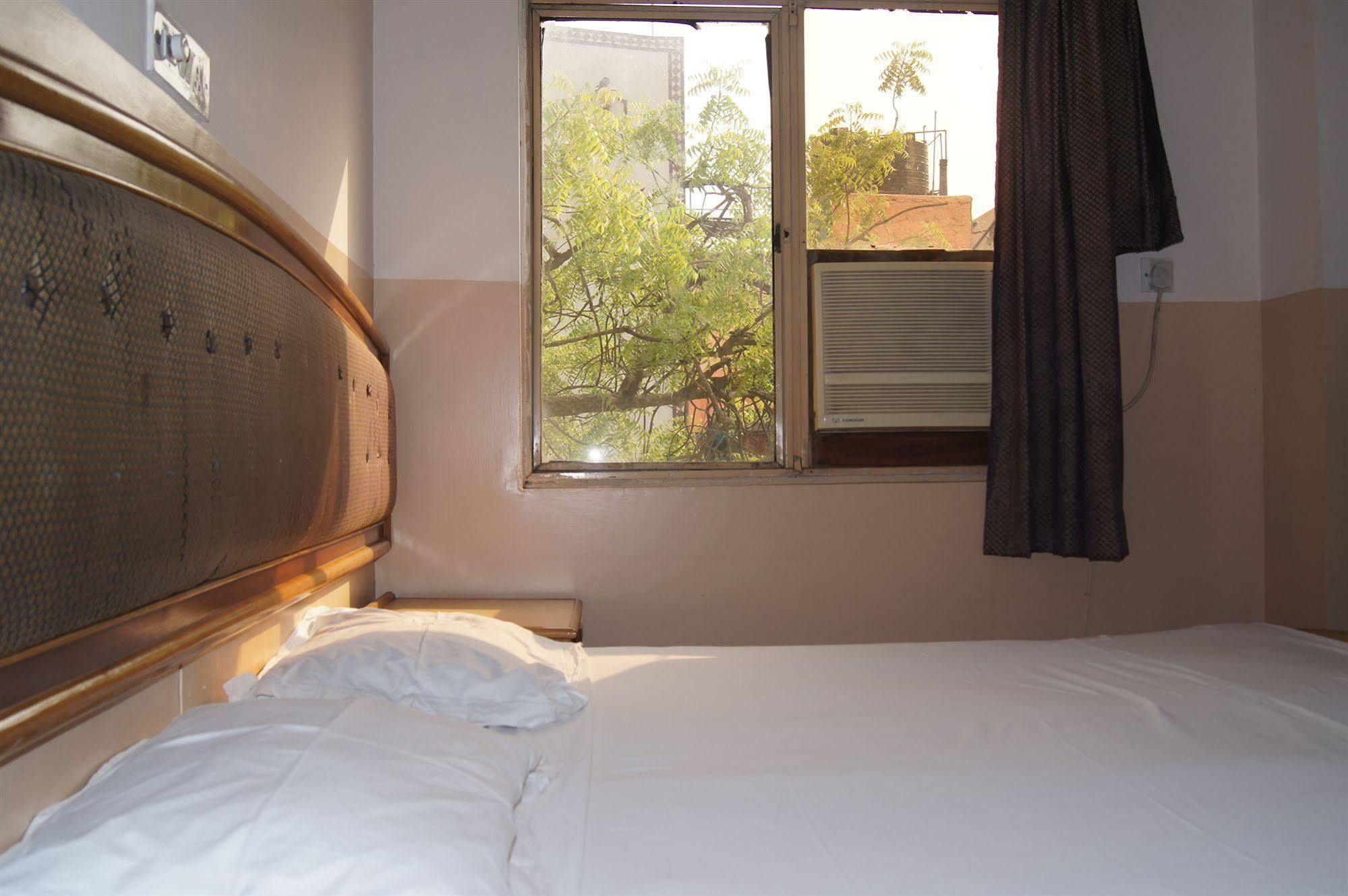 Hotel Westend Holiday Home 5 Mint From Nizamuddin Railway Station Neu-Delhi Exterior foto